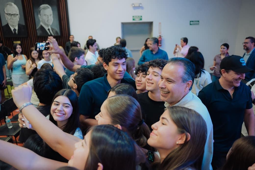 'Toño' Astiazarán comparte con jóvenes de Ciudad Obregón experiencia en energía limpia