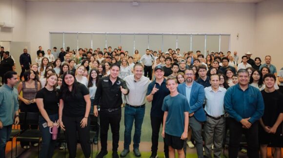 ‘Toño’ Astiazarán comparte con jóvenes de Ciudad Obregón experiencia en energía limpia