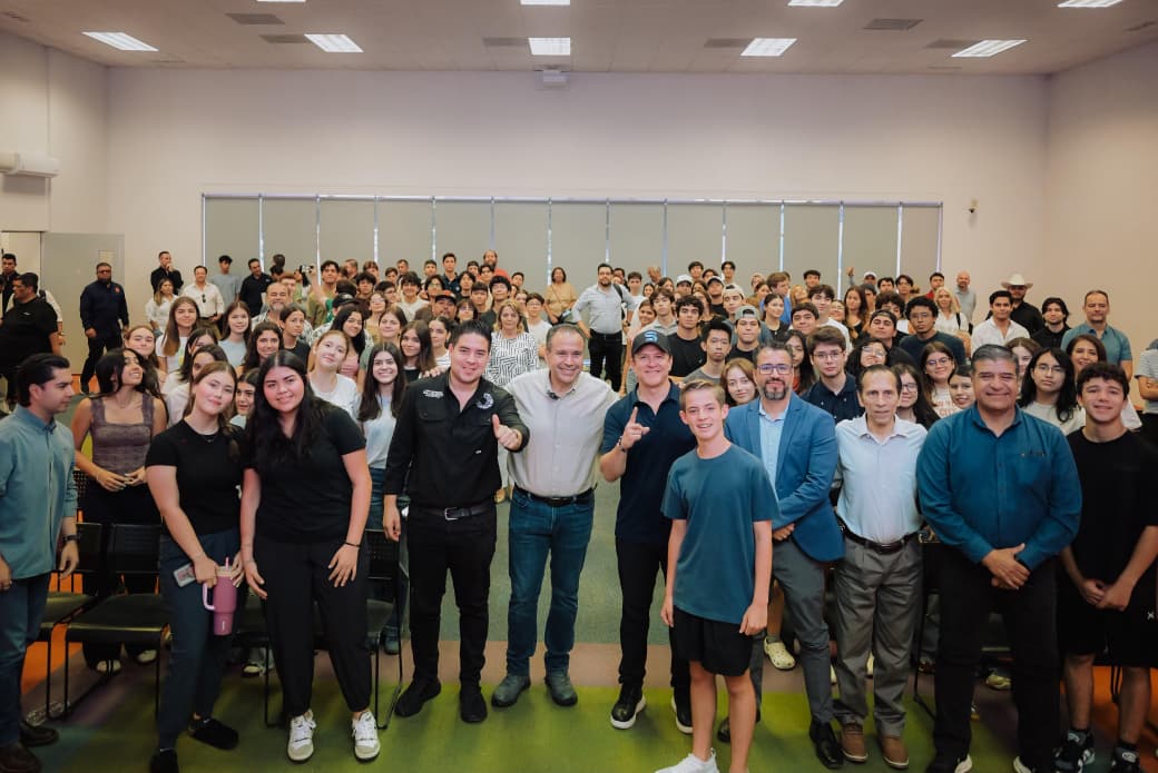 'Toño' Astiazarán comparte con jóvenes de Ciudad Obregón experiencia en energía limpia