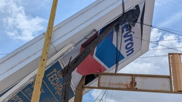 Tormenta deja destrozos por las calles de Ciudad Obregón