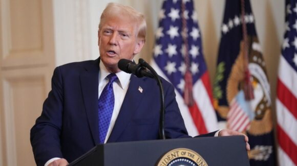 Trump defiende los centros de datos en Estados Unidos y advierte que la oposición beneficia a China