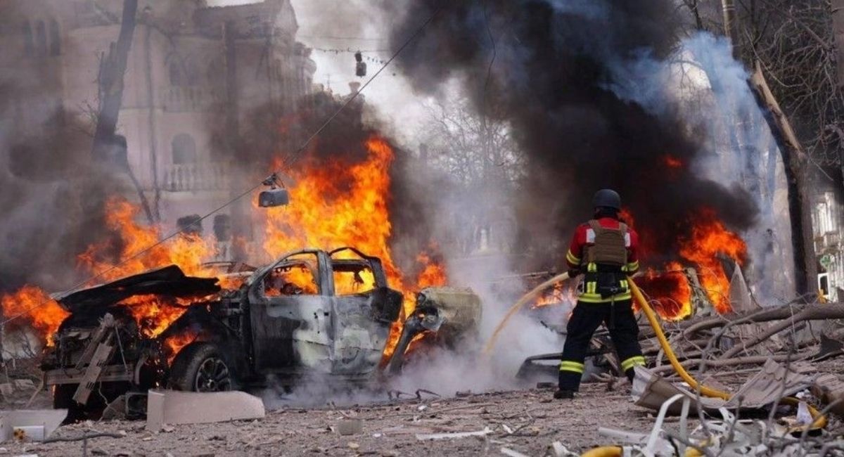 Misil ruso provoca explosiones y deja 37 muertos en Kiev