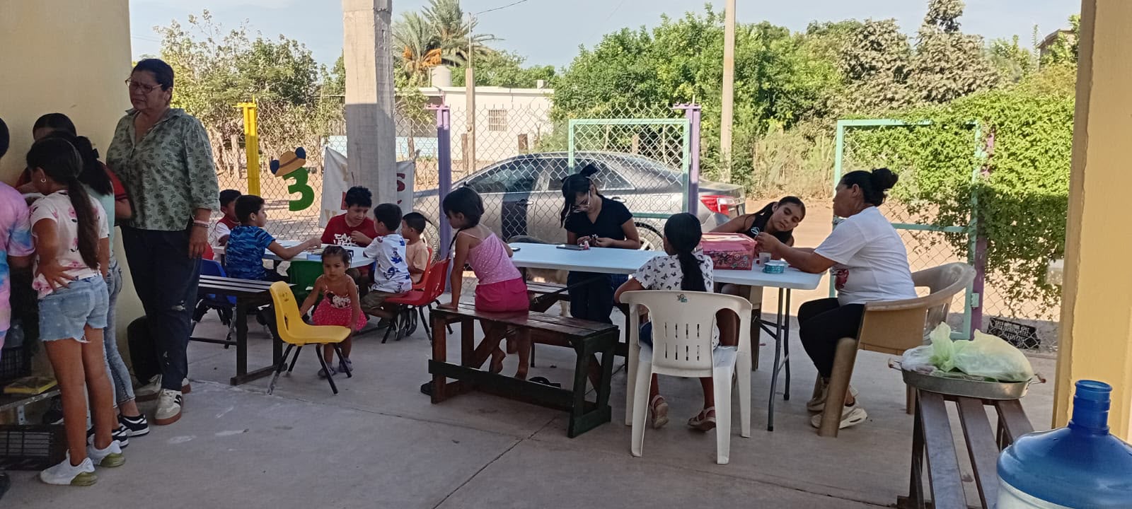 Vecinas de Cruz de Piedra organizan cursos de verano para enseñar oficios a niños