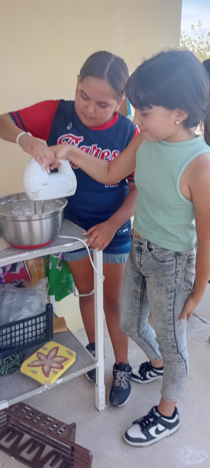 Vecinas de Cruz de Piedra organizan cursos de verano para enseñar oficios a niños
