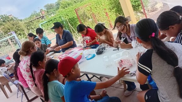 Vecinas de Cruz de Piedra organizan cursos de verano para enseñar oficios a niños