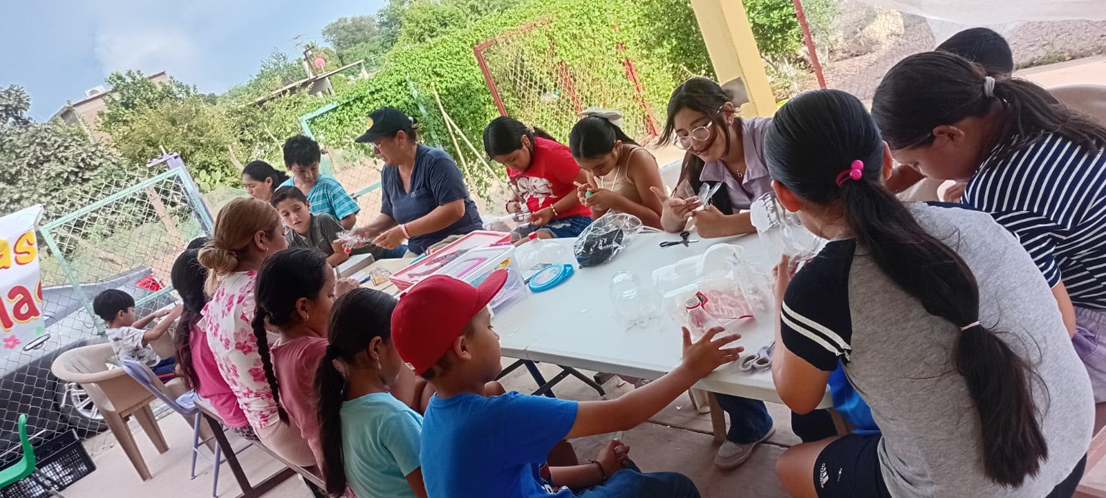 Vecinas de Cruz de Piedra organizan cursos de verano para enseñar oficios a niños