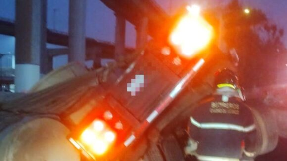 Accidente en la México-Puebla HOY: Vuelca tráiler con rollos de papel en Iztapalapa