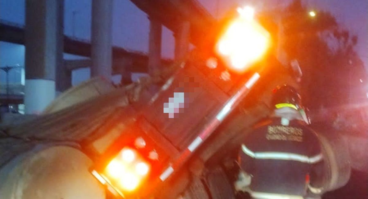 Vuelca tráiler en la México-Puebla y provoca cierre hacia Santa Marta