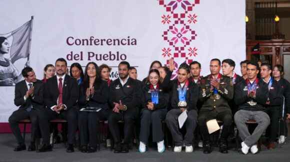 Sheinbaum recibe a medallistas de los Centroamericanos en Palacio Nacional; destaca récord histórico de 407 preseas
