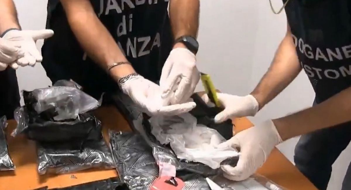 Autoridades italianas detuvieron a dos mexicanos procedentes de Monterrey tras hallar 14 paquetes de metanfetamina en su equipaje. Foto: X