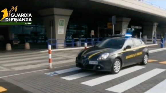 Detienen a dos mexicanos en Aeropuerto de Roma; ocultaban metanfetamina en su maleta