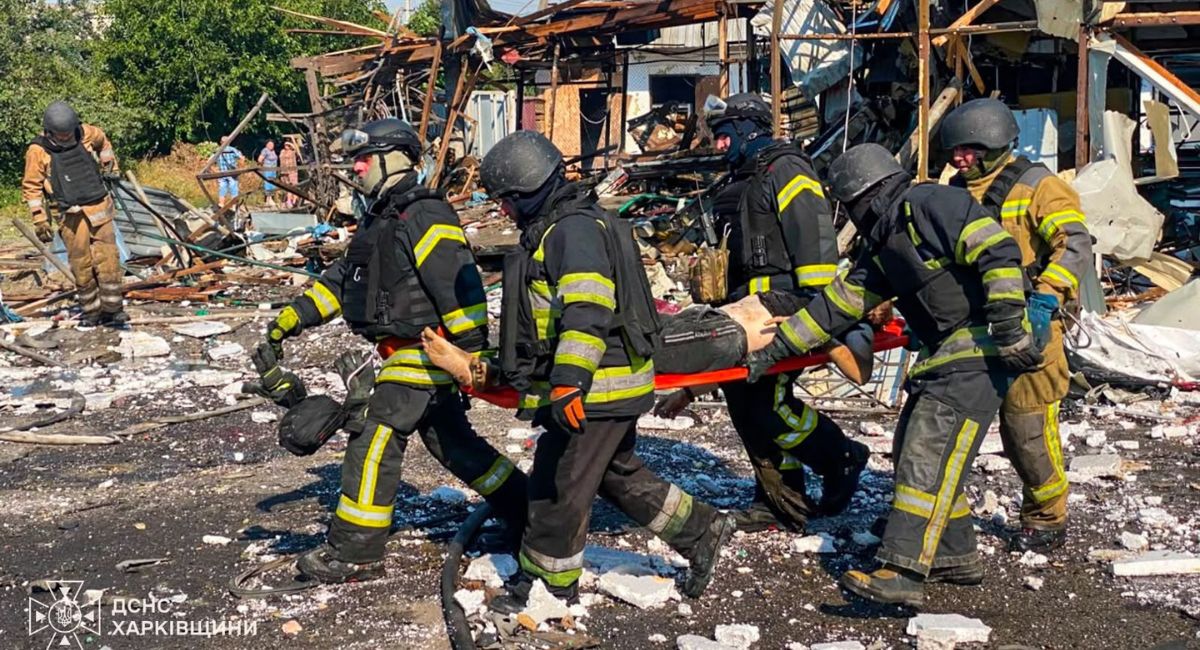 Ataque ruso en Járkov mata a 10 personas mientras Rusia reporta cientos de drones sobre Moscú