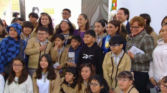 Sheinbaum celebra el regreso de clases desde una secundaria pública en CDMX y envía mensaje