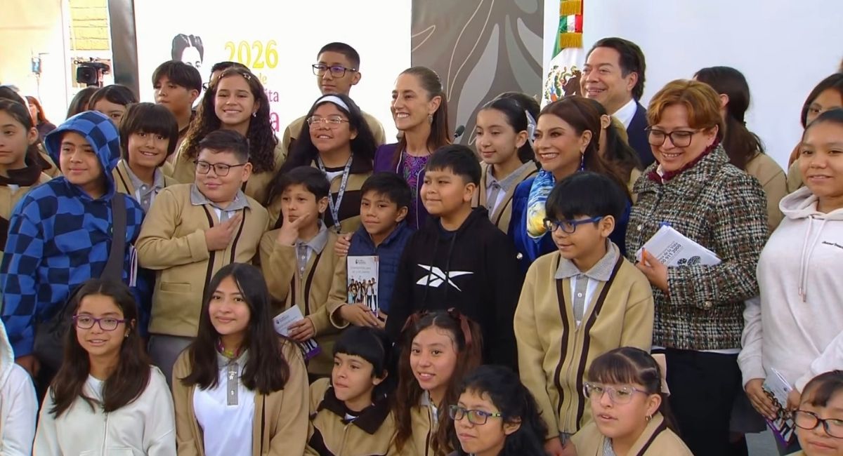Sheinbaum encabeza el regreso a clases desde una secundaria en CDMX