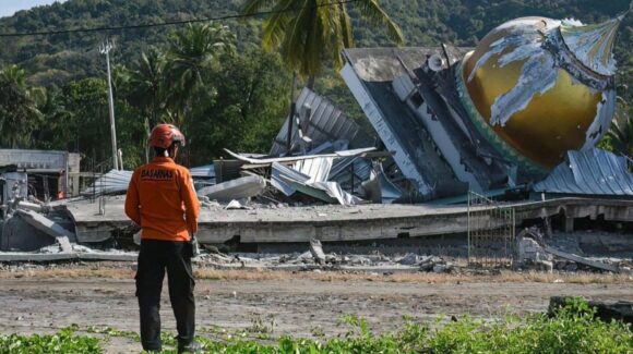 Indonesia eleva a 68 los muertos por terremoto de magnitud 7.7; hay 213 personas heridas