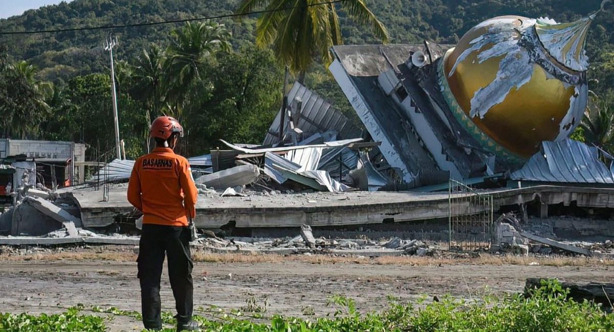 Terremoto de 7.7 en Indonesia deja 68 muertos