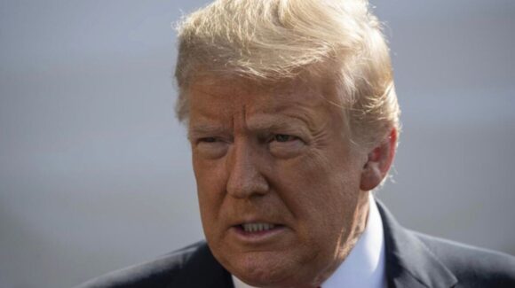 Trump desmiente falta de municiones en EU y amenaza con CÁRCEL a quienes difundan esa versión
