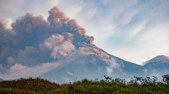 Guatemala declara ALERTA por la erupción del Volcán de Fuego y evacúa comunidades cercanas