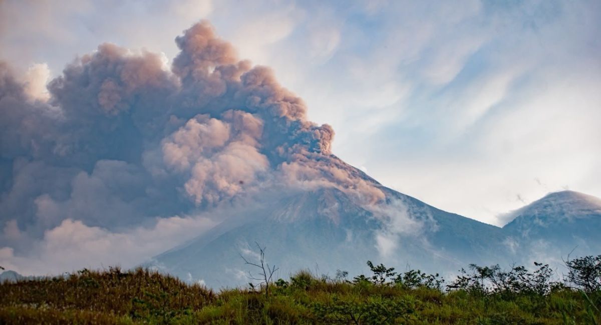Volcán de Fuego entra en fase eruptiva; Guatemala activa protocolos de emergencia