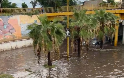 ¡Evita la zona! Paso desnivel de la calle 200 queda completamente inundado en Ciudad Obregón