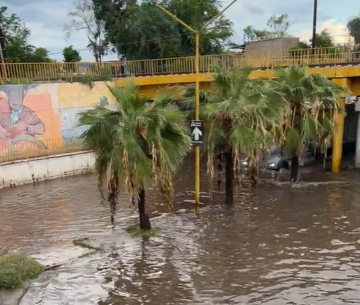 ¡Evita la zona! Paso desnivel de la calle 200 queda completamente inundado en Ciudad Obregón