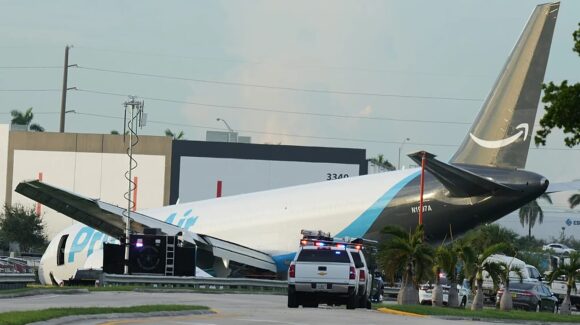 VIDEO: Avión de carga de Amazon se accidenta en Miami; arrolla varios autos y deja un saldo de cinco muertos