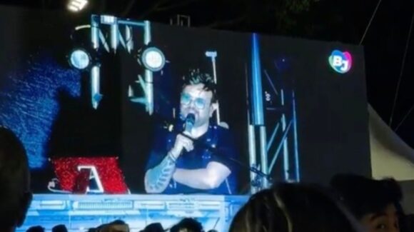(VIDEOS) Aleks Syntek enfrenta CRÍTICAS y abucheos durante concierto del Grito en la Benito Juárez: “Chinga tu ma…”