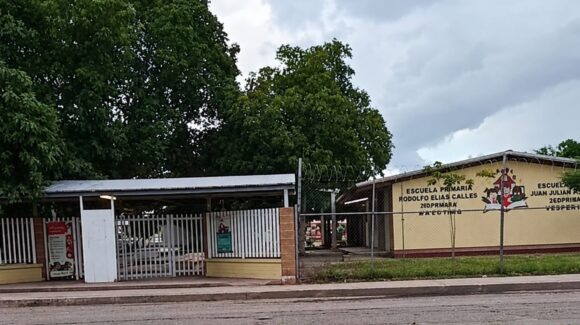 Alumnos de primaria llevan dos semanas sin clases por falla eléctrica en Ciudad Obregón