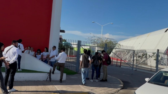 Amenaza en colegio de Culiacán alarma a familias: Dejan corona fúnebre y mensaje