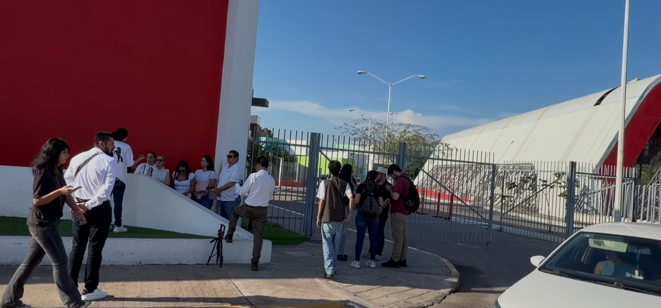 Amenaza en colegio de Culiacán alarma a familias: Dejan corona fúnebre y mensaje