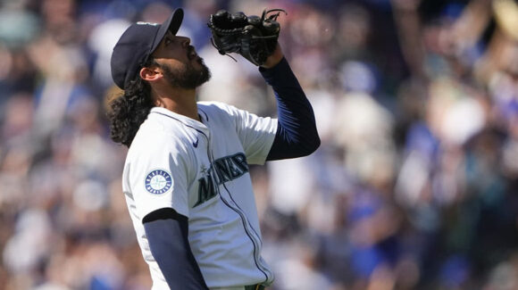 Seattle vence a los Rangers e iguala la serie; Andrés Muñoz llega a 26 salvamentos en la temporada