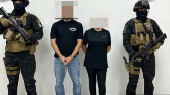Arrestan a hombre y mujer por corona fúnebre y mensaje amenazante dejados en colegio de Culiacán