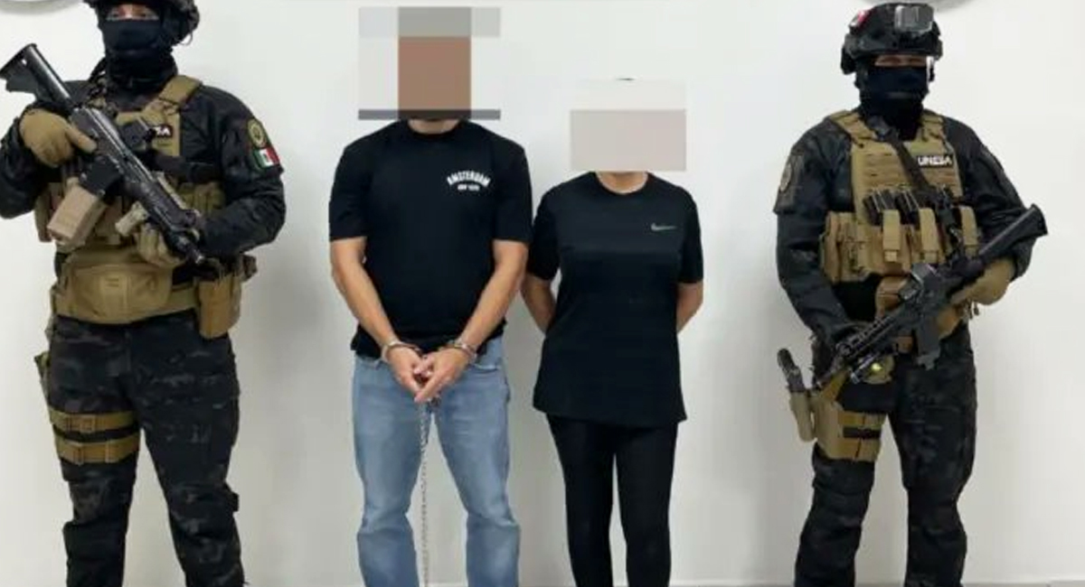 Arrestan a hombre y mujer por corona fúnebre y mensaje amenazante dejados en colegio de Culiacán