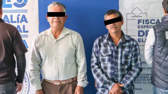Arrestan a síndico y regidor por retener y obligar a alcaldesa a firmar su renuncia en Oaxaca