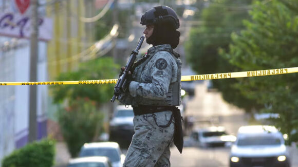 Arrestan en Chetumal a mujer de la Guardia Nacional; está acusada de secuestro y asesinato en Durango
