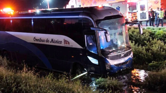 Autobús sufre accidente durante lluvia al sur de Navojoa; 13 pasajeros resultados lesionados