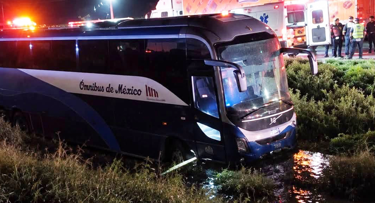Autobús sufre accidente durante lluvia al sur de Navojoa; 13 pasajeros resultados lesionados