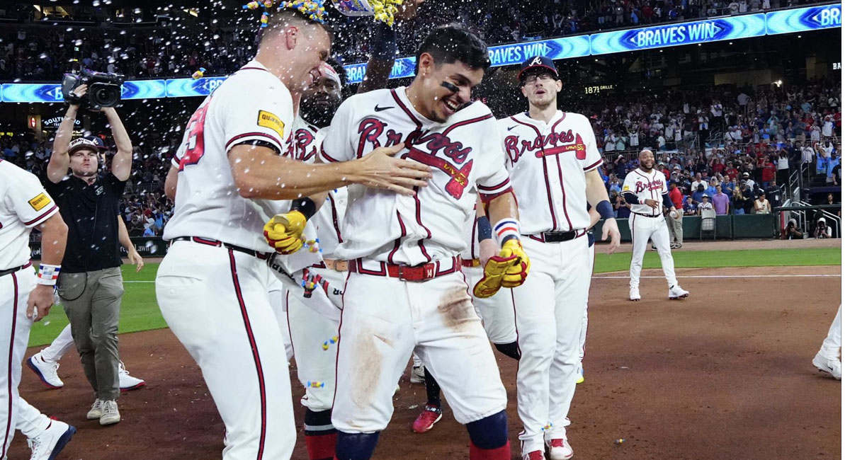 Los Braves festejan su victoria en entradas extras