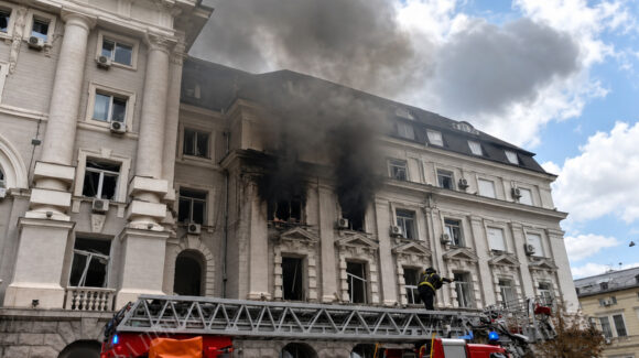 Bombardeos cruzados afectan edificio del Servicio de Inteligencia de Ucrania y depósito de petróleo ruso