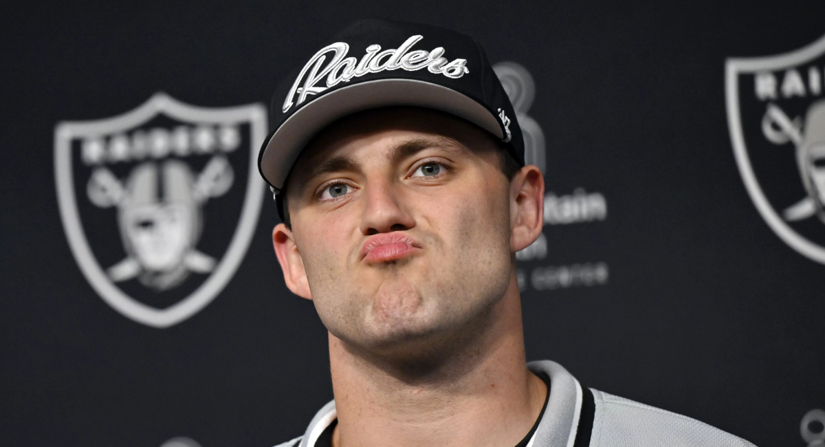 Brock Bowers podría no regresar al campo con Las Vegas Raiders y se perdería el partido contra Los Ángeles Chargers