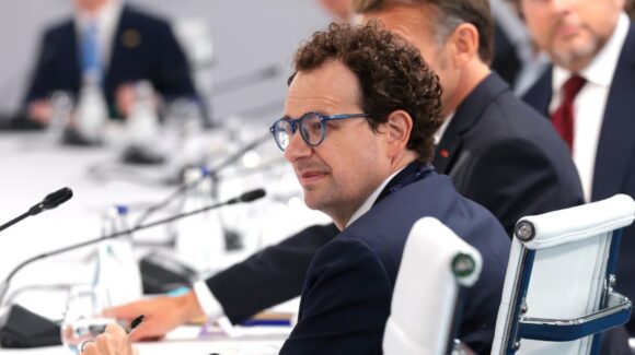CEO de Anthropic advierte que la carrera tecnológica contra China frena la regulación global de la IA