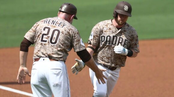 Guiados por Cronenworth, los Padres derrotan a los Marlins y están cerca de asegurar el comodín