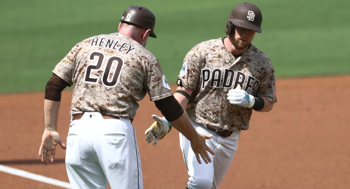 Cronenworth es felicitado por el coach de tercera, Henley durante su recorrido de bases
