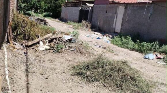 Callejón en colonia Oriente, de Guaymas, atestado de basura y escombro