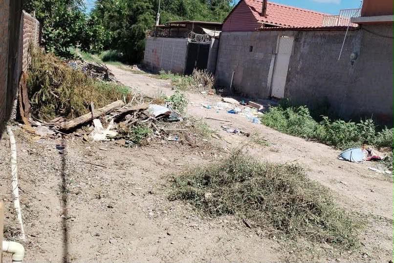 Callejón en colonia Oriente atestado de basura y escombro; hay molestia
