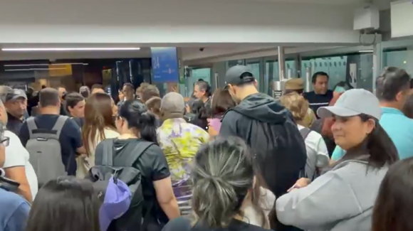 Caos en el AICM por doble cancelación de vuelo de Air France a París; pasajeros protestan