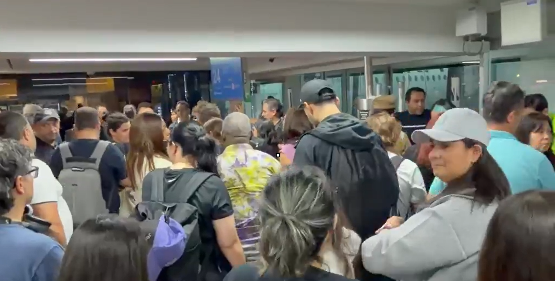 Caos en el AICM por doble cancelación de vuelo de Air France a París; pasajeros protestan