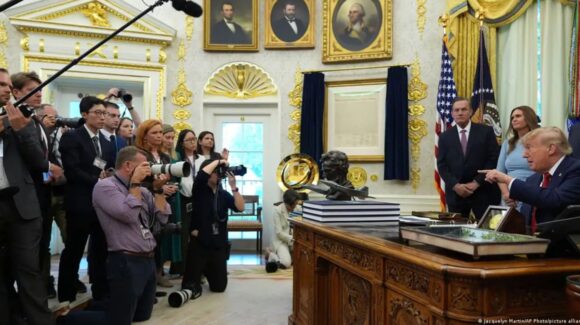 Medios estadounidenses demandan a Trump tras restricciones de acceso a la Casa Blanca