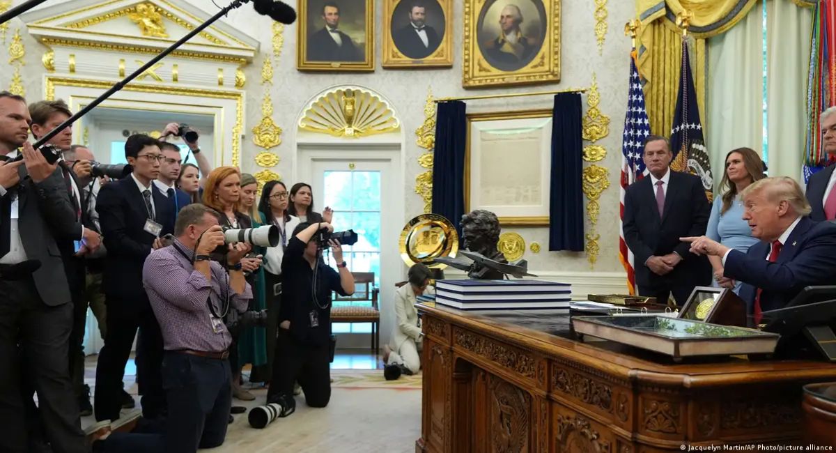 Medios estadounidenses demandan a Trump tras restricciones de acceso a la Casa Blanca