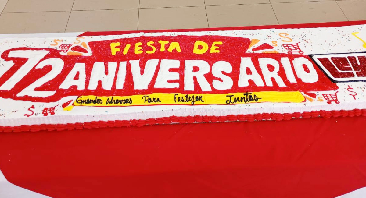 Casa Ley reparte pastel de 12 metros y celebra su 72 aniversario junto a familias de Ciudad Obregón